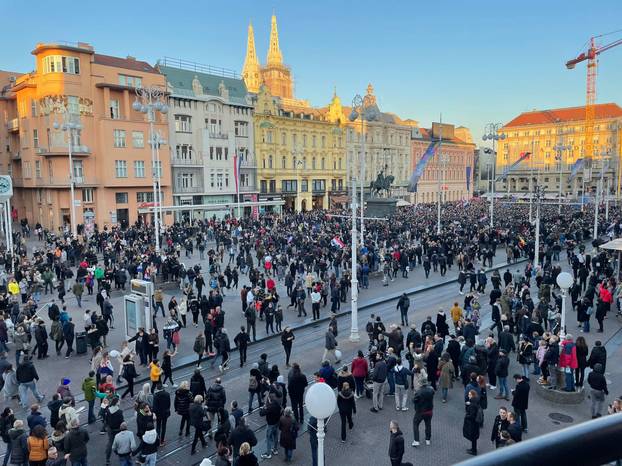 FOTOGALERIJA Ovo su snimke sa velikog prosvjeda protiv Covid mjera u središtu Zagreba...