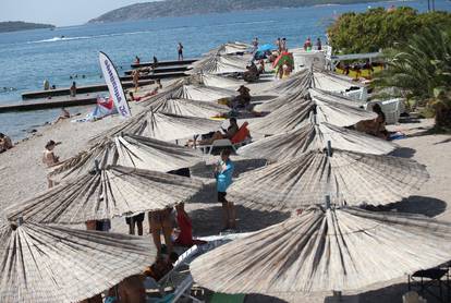 FOTO Plaža u Brodarici je krcata kupačima:  Toplinski val bliži se kraju, pogledajte ljetne prizore