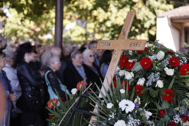 Posljednji ispraćaj Gorana Bareta na Gradskom groblju u Vinkovcima
