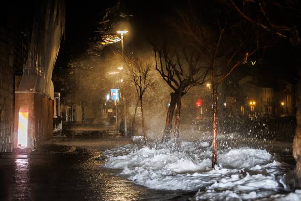 Kaštela: Olujno jugo i plima opet potopili Donja Kaštela