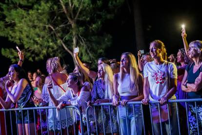 FOTO Crvena Jabuka nastupom oduševila Splićane: 'Njihove pjesme prate nas kroz život'