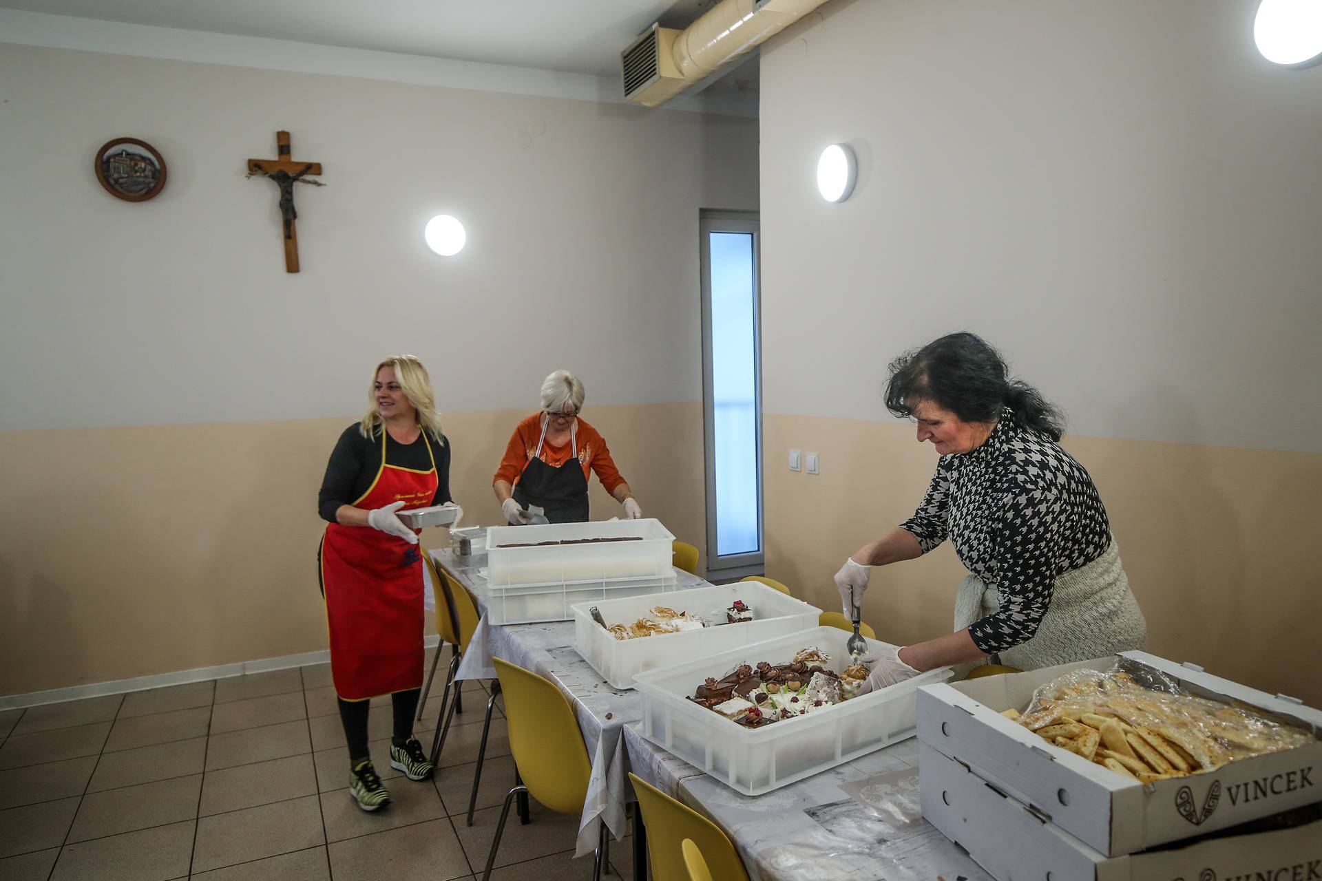 Zagreb: Podijela toplih obroka na Svetom duhu