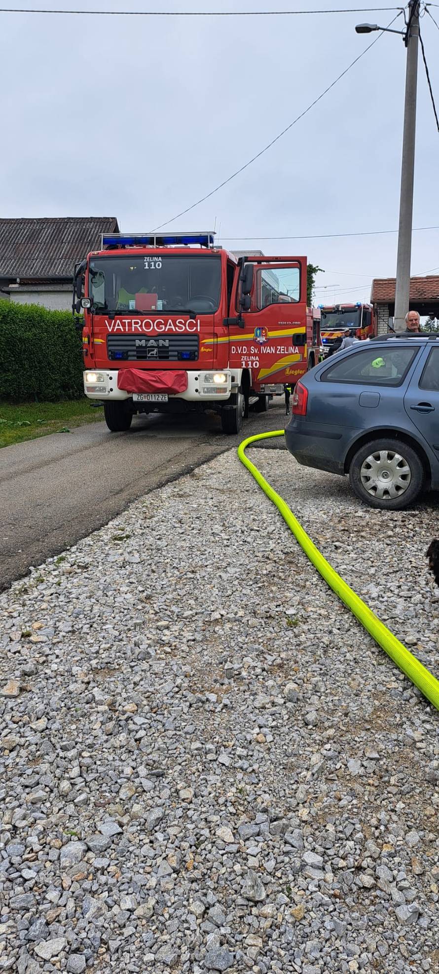 Vatrogasci ugasili požar u Svetom Ivanu Zelini: Zapalila se drvarnica ispred obiteljske kuće