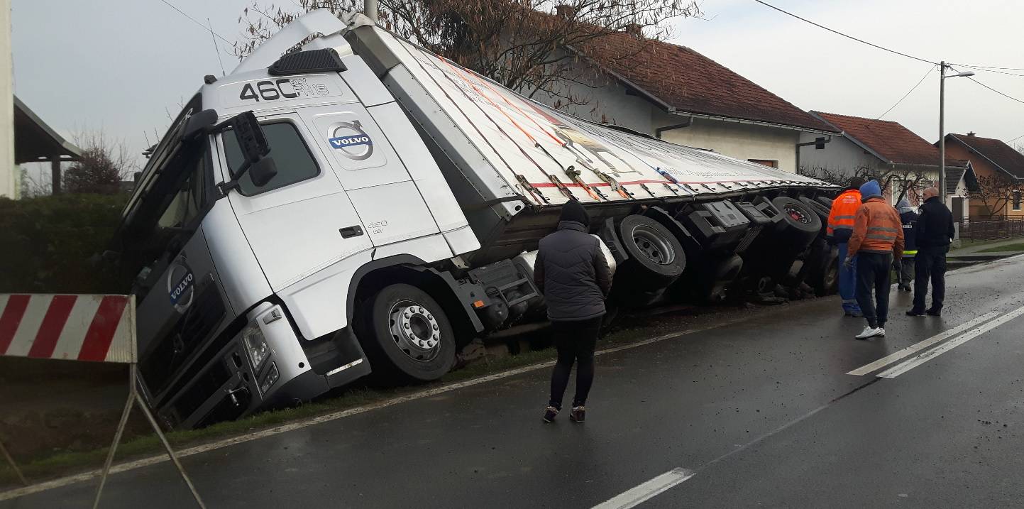 U Palešniku se izvrnuo tegljač, u kanal iscurilo 200 litara nafte