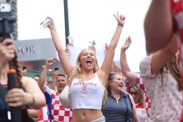 SP 2026 Philadelphia: Navijači se okupljaju prije razvijanja hrvatske zastave uoči utakmice s Ganom