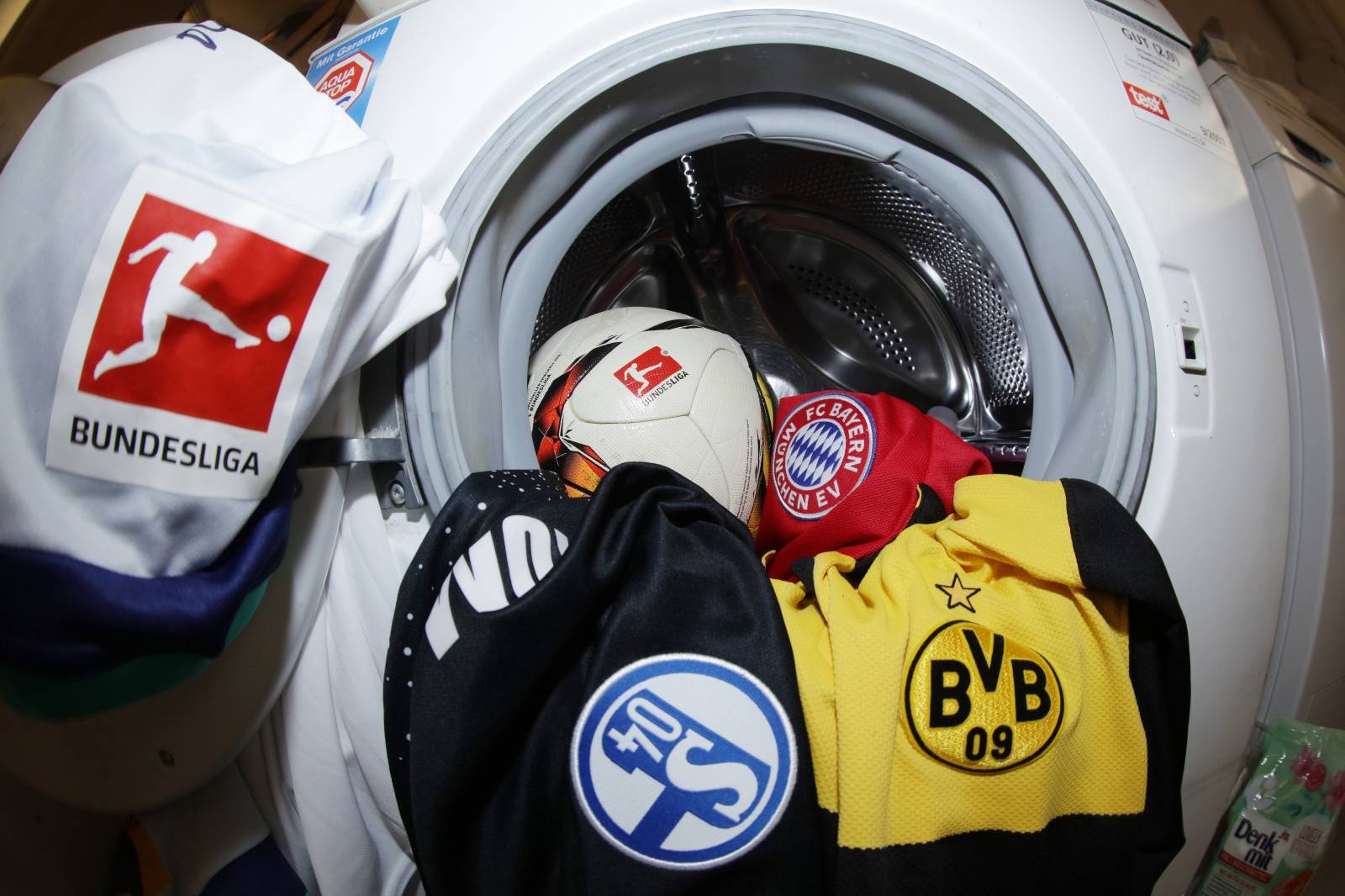 firo: 23.04.2020 Fuvuball: Bundesliga: DFL hygiene concept The Fuvuball professionals should wash their jersey at home in the washing machine because of the risk of infection with Corona Virus