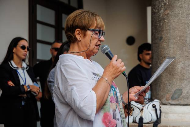 Split: Građani se okupili u spomen na Halida Bešlića na gradskoj Pjaci