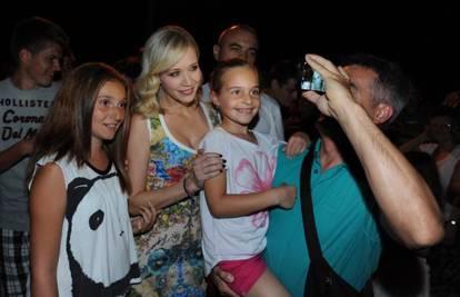 Jelena Rozga razveselila svoje najmlađe fanove u Rogoznici