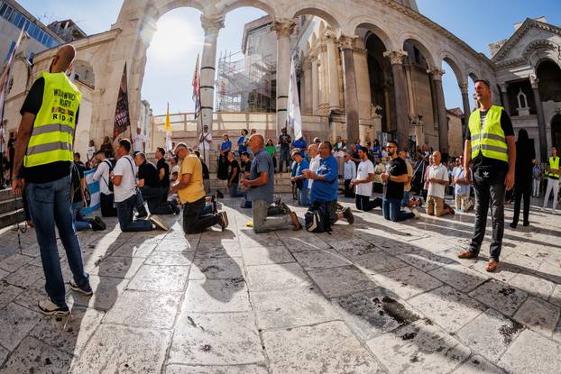 Split: Održana je molitva krunice na splitskom Peristilu