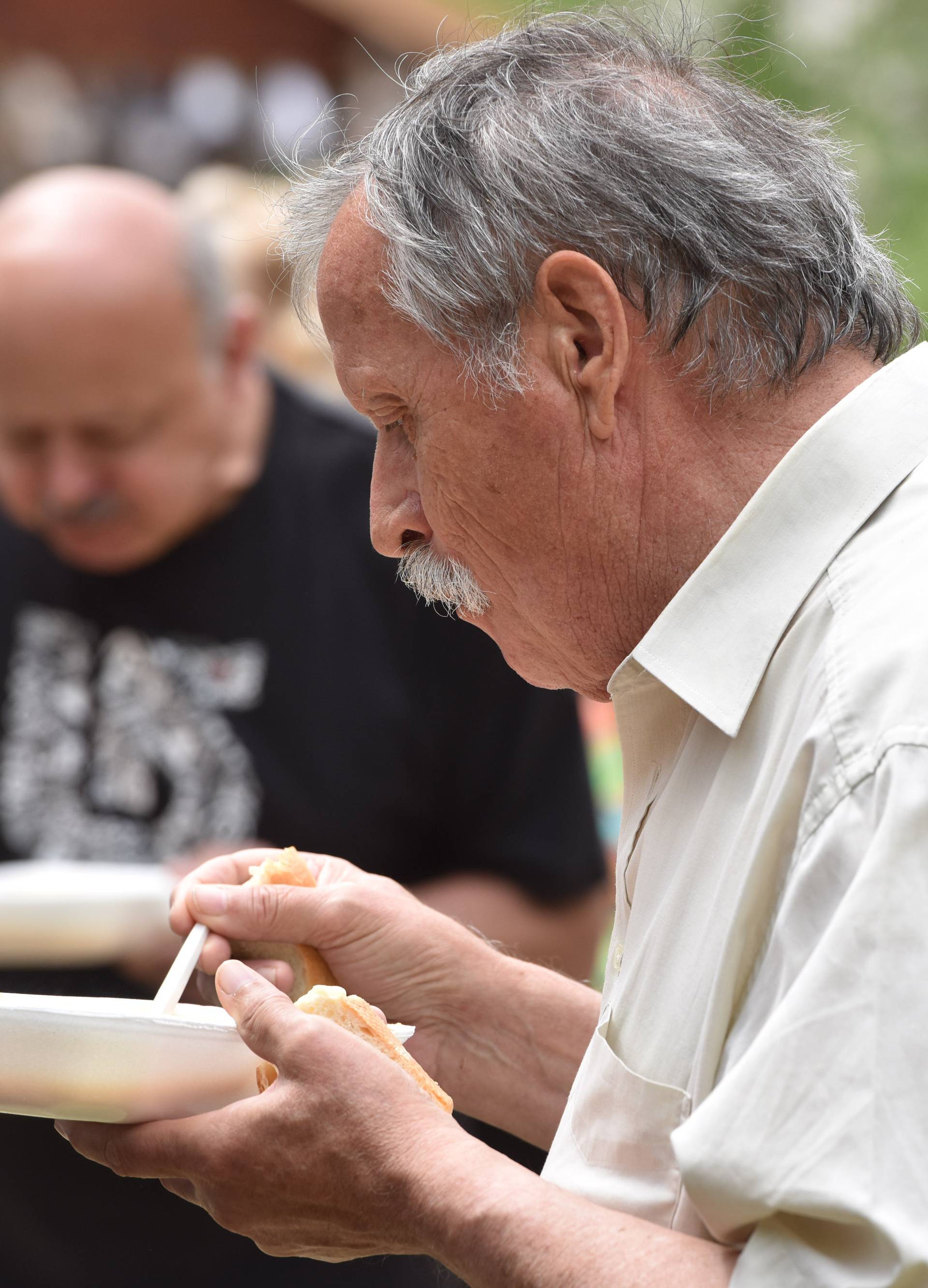 Tražila se porcija više: Građani su besplatni grah nosili i doma