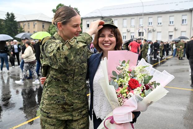 FOTO Suze i zagrljaji u Požegi: 900 novih ročnika položilo prisegu, među njima i 53 žene