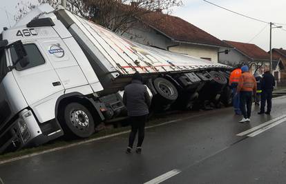 U Palešniku se izvrnuo tegljač, u kanal iscurilo 200 litara nafte