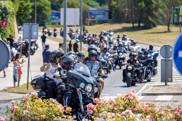 Nekoliko tisuća vlasnika Harley Davidsona prolazi kroz Pulu u defileu