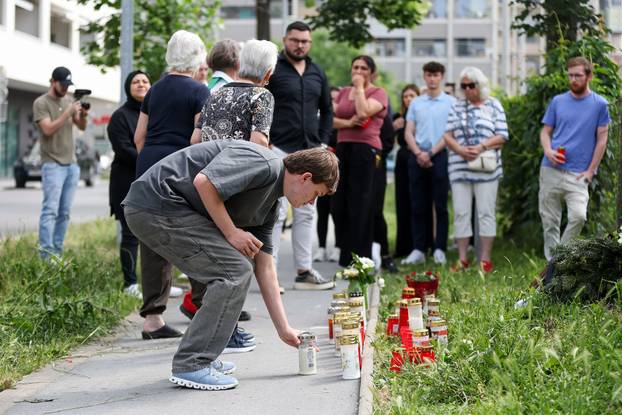 Graz: Dan nakon pokolja u školi brojni građani i učenici polažu cvijeće i pale svijeće za ubijene