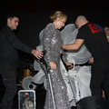 Lepa Brena na koncert je stigla uz pomoću štaka: Na pozornici imala posebno dizajniran stolac