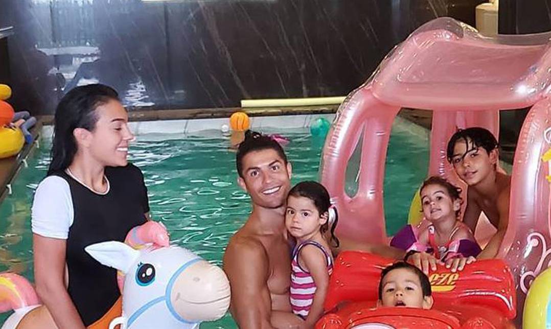 Ronaldova cura ne nosi gaćice kraj djece? Napali su je fanovi