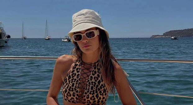 FOTO Lijepa supruga 'vatrenog' bez šminke uskočila u bikini