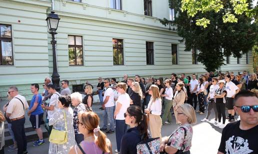FOTO 19 minuta &scaron;utnje za Luku u Osijeku: Gra&dstrok;ani odali po&ccaron;ast ubijenom maturantu iz Drni&scaron;a...