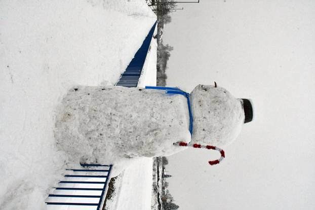 FOTO Slavonski Brod dobio ogromnog snjegovića: Visok je gotovo tri i pol metra