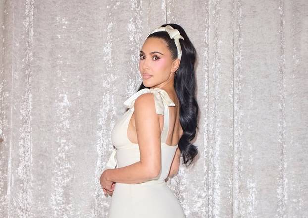 FOTO Kim Kardashian pozirala u prozirnoj crnoj haljini ispod koje nije nosila grudnjak niti gaćice