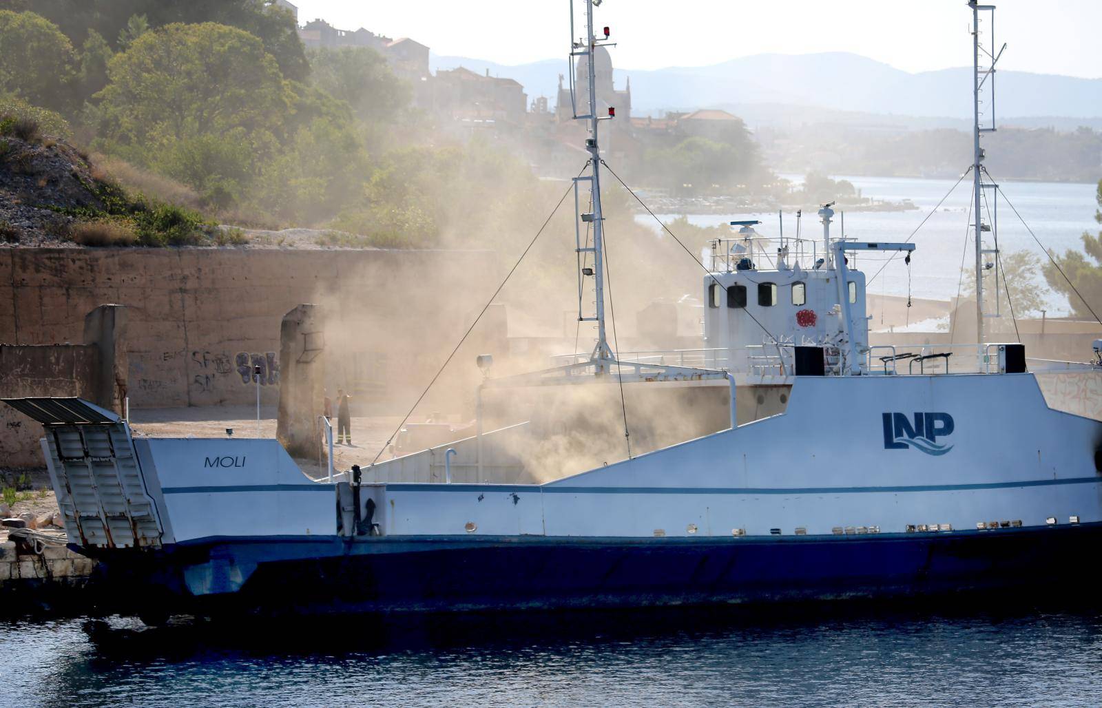 Šibenik: Još nije ugašen požar na brodu Moli, privezanom uz rivu u bivšem TEF-u