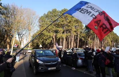 Francuska 28. veljače ukida nošenje maski u zatvorenom