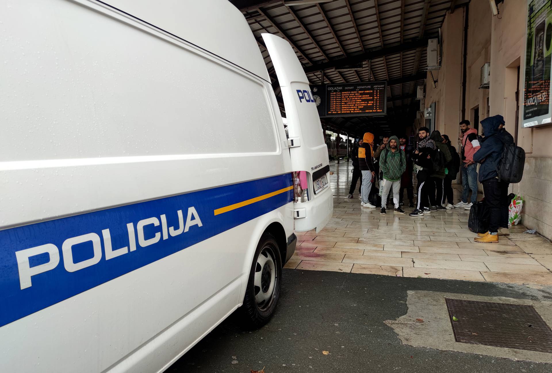 Zagreb: Policija odvozi migrante koji su boravili na Glavnom kolodvoru