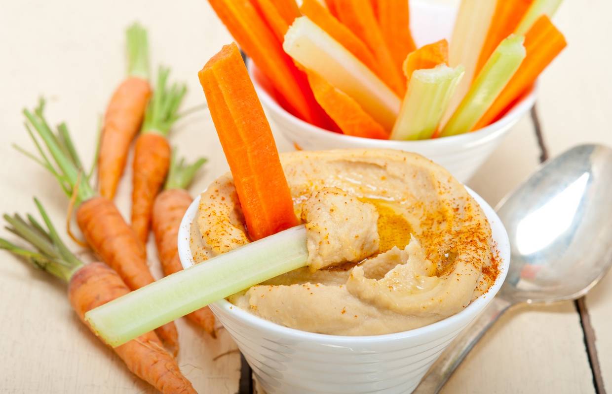 Humus je namaz od slanutka bogat vlaknima i proteinima