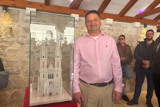 Bra&ccaron;ki klesar izradio minijaturu Zagreba&ccaron;ke katedrale: 'Preko 5 godina rada i 51.000 kamen&ccaron;i&cacute;'