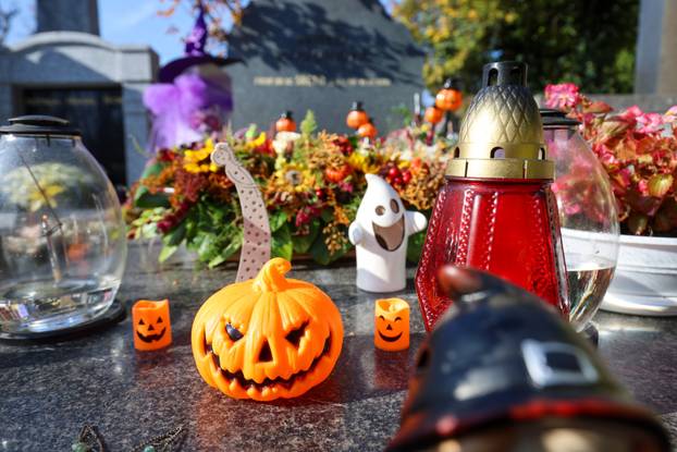 Zagreb: Grob obitelji ukrašen raznim figuricama Noći vještica