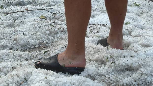 Eine heftige Unwetterfront beendete den extrem heißen Sommertag in Westdeutschland. Aus Frankreich und Luxenburg zogen a