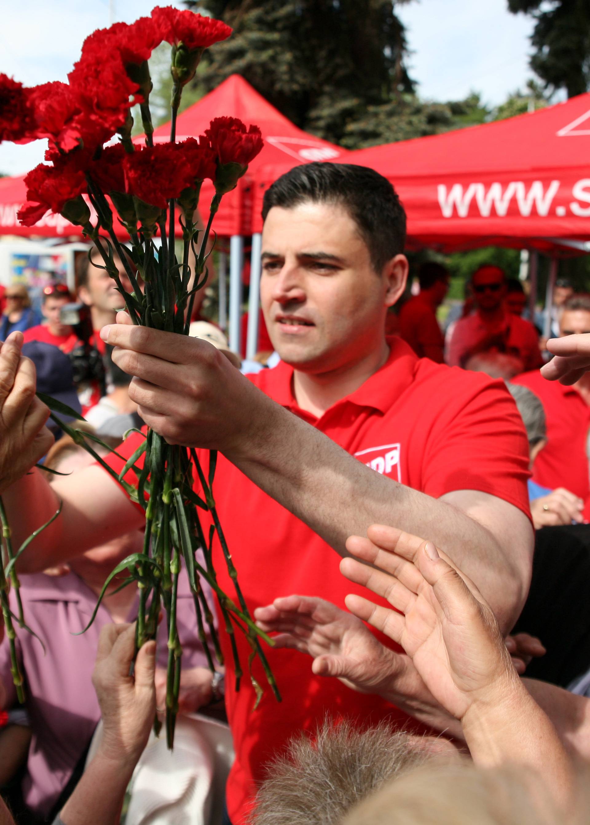 Tražila se porcija više: Građani su besplatni grah nosili i doma