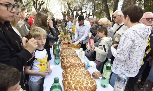 FOTO Tradicionalni uskrsni doru&ccaron;ak u Vodicama zadivio s najve&cacute;om karitulom u Hrvatskoj
