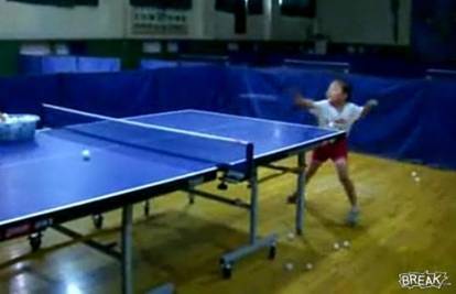 Šestogodišnja djevojčica 'rastura' u stolnome tenisu
