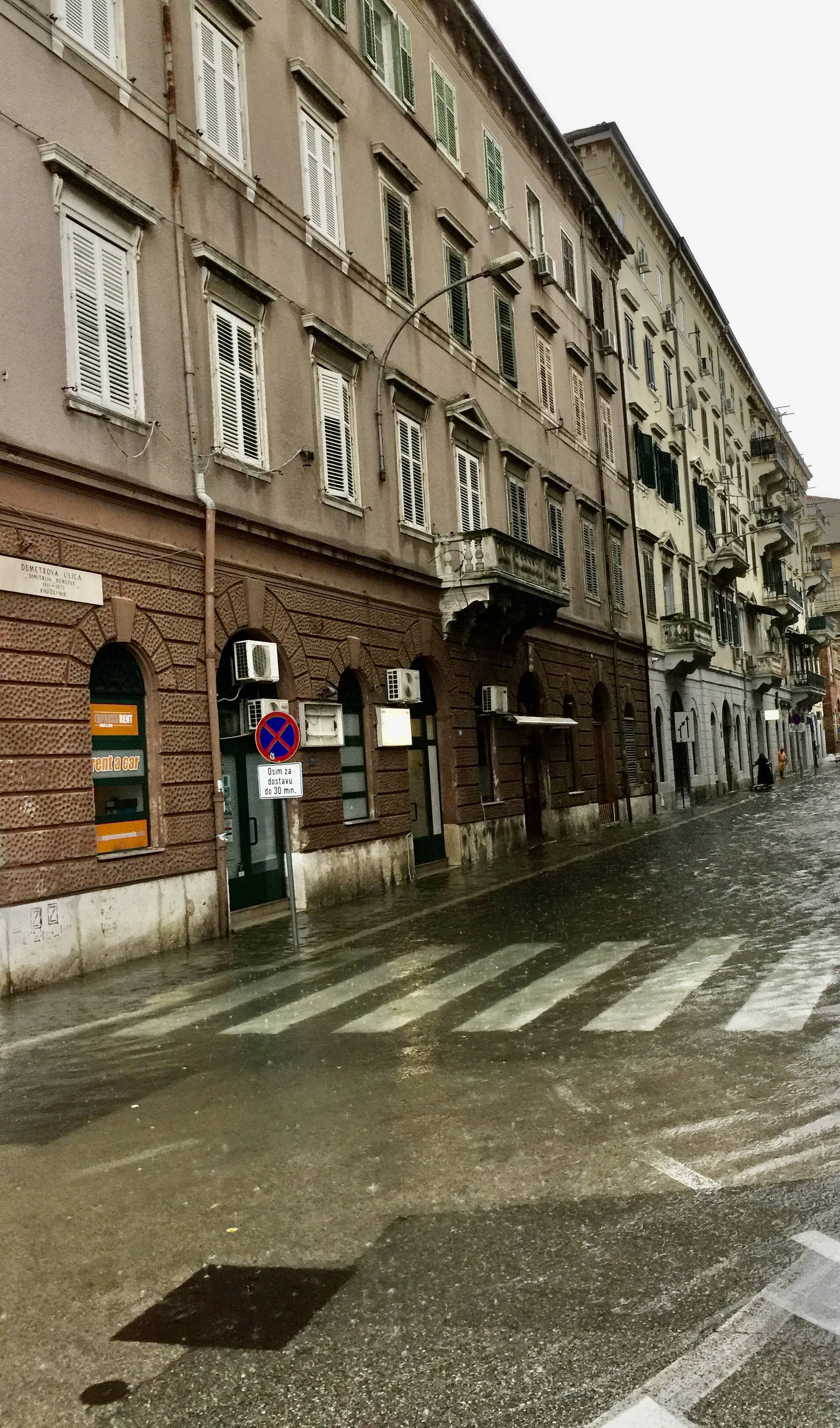 U Dalmaciji plima na vrhuncu, olujni valovi su potopili obalu