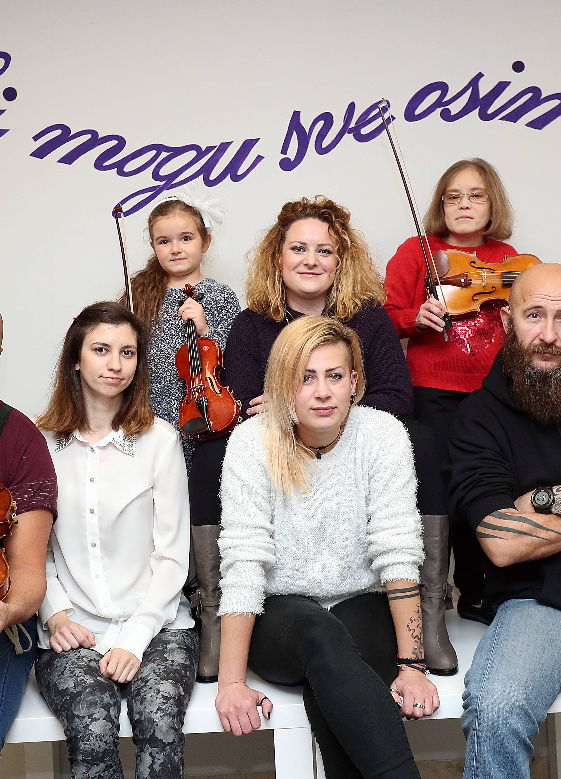 Gluhe uči svirati violinu: Njima je promijenila život zauvijek...