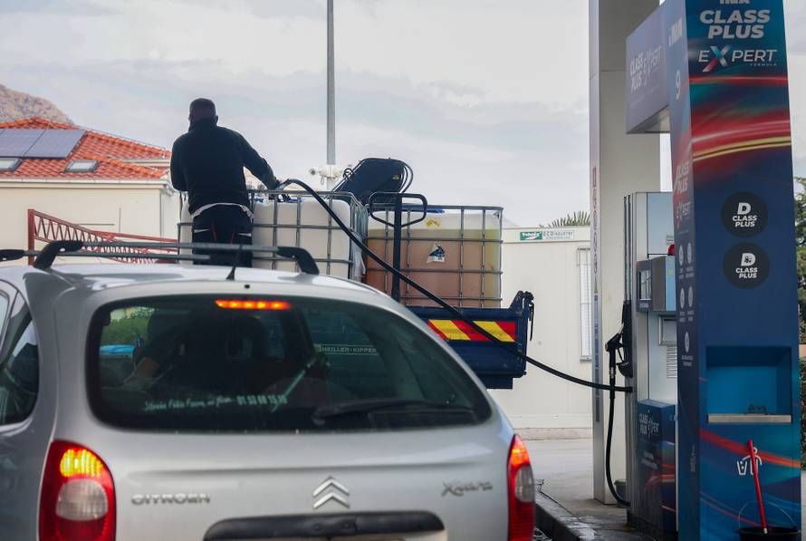 Kaštela: Gužve na benzinskim postajama zbog povećanja cijena goriva