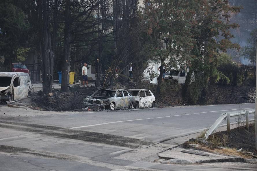 Požar kod Omiša i dalje bukti
