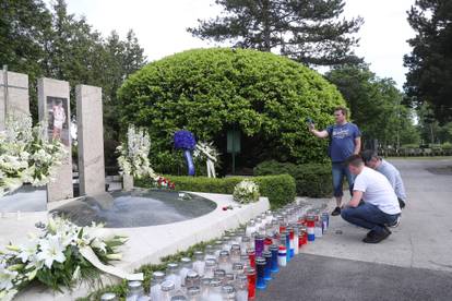 Zagreb: Prijatelji i bivši suigrači na groblju Mirogoj povodom obilježavanja 30. godišnjice od smrti Dražena Petrovića