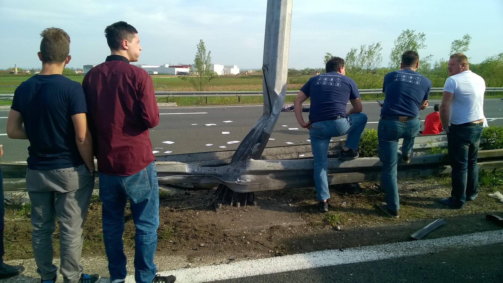 Teška nesreća: Mazda se zabila u stup pa više puta okrenula