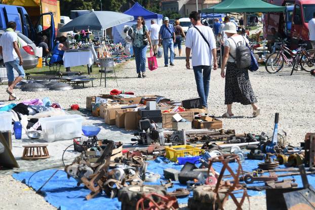 Koprivnica: Popularni buvljak zbog toplotnog vala ipak je imao nešto manje prodavača i kupaca