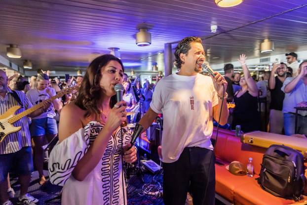 Split: Atmosfera na trajektu koji vozi na koncert Trag u beskraju