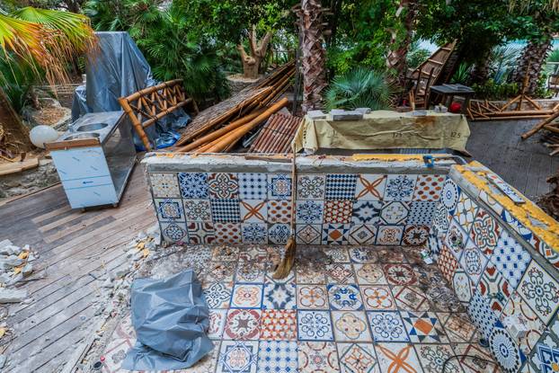 24sata: Palmižana: Reportaža o rušenju objekata Eduarda Tota Meneghella