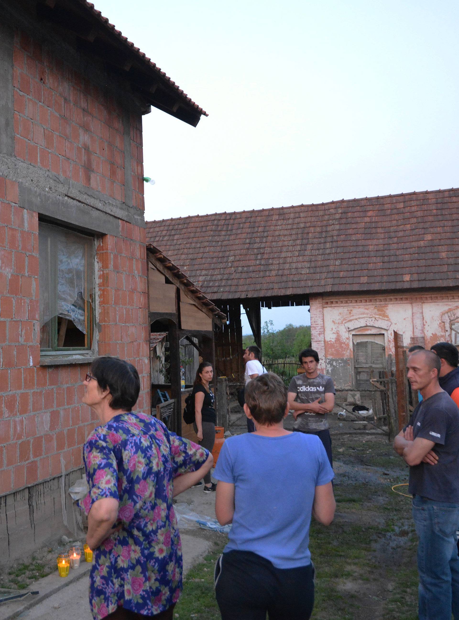 Traže muškarca: Ubio je majku sedmero djece pa je zapalio?