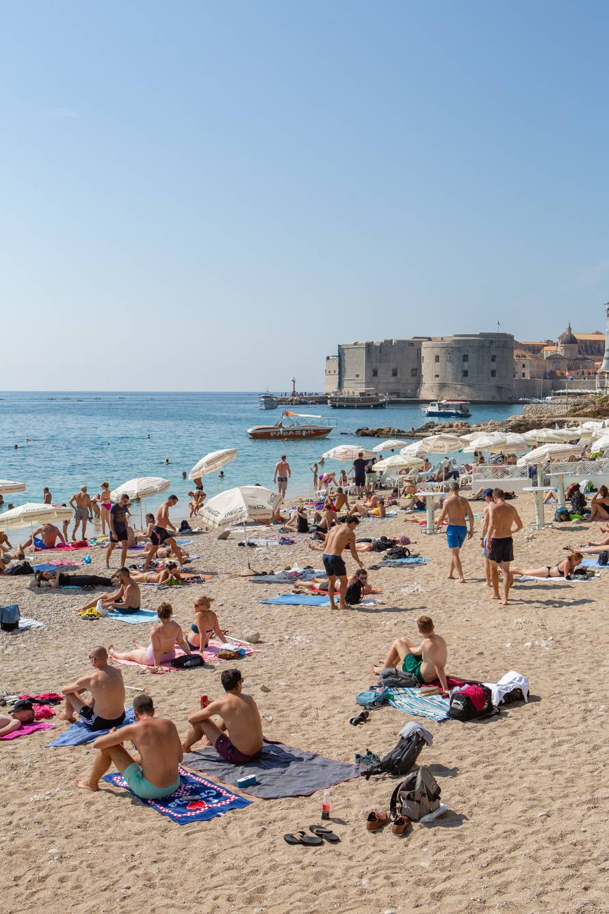 Dubrovnik: Zbog visokih temperatura mora, plaÅ¾e joÅ¡ uvijek pune