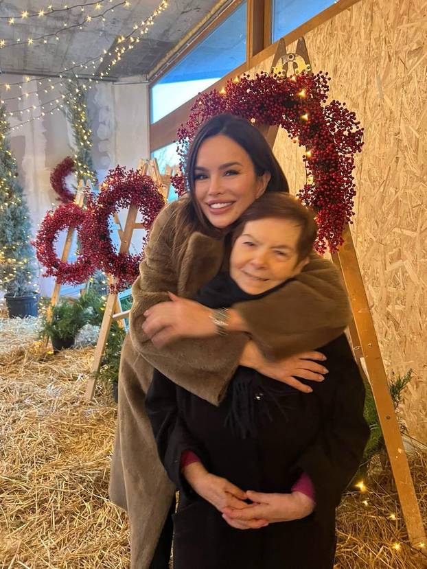 Evo kako su se domaće i strane ljepotice pripremale za Božić