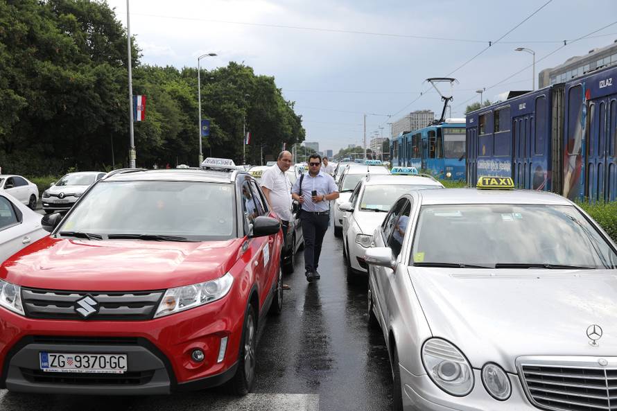 Prometni kaos u Zagrebu: Taksisti blokirali Vukovarsku
