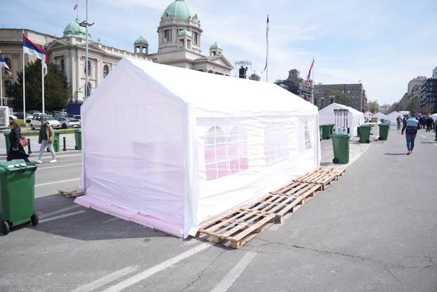 Beograd: Pripreme za trodnevni skup Pokreta za narod i drzavu ispred Narodne skupštine 