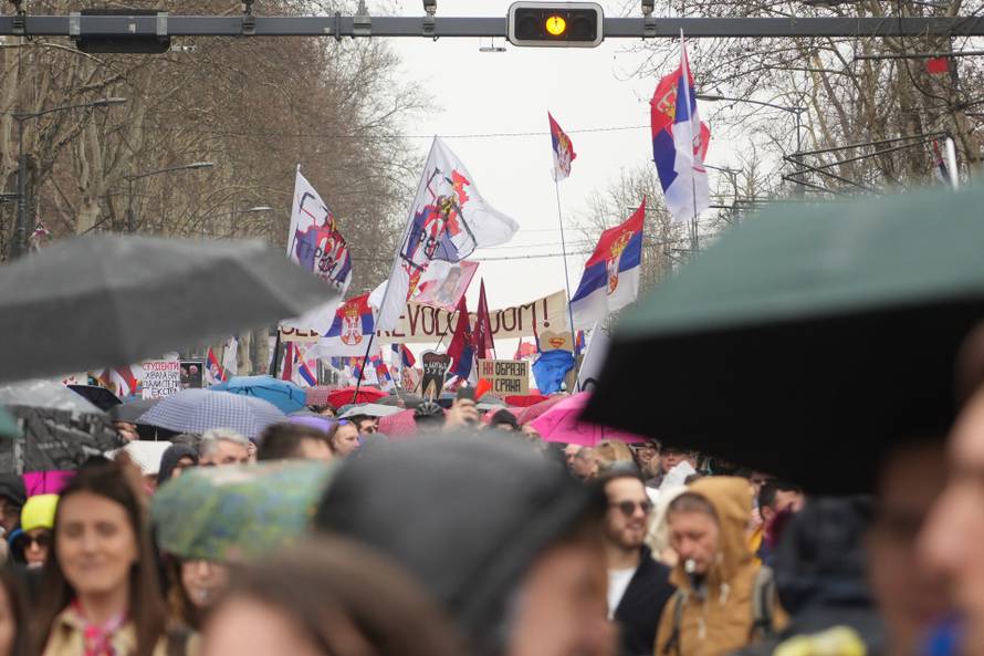 Beograd: Ljudi dolaze preko Slavije prema Skupštini Srbije gdje će se održati veliki studentski prosvjed "15 za 15"