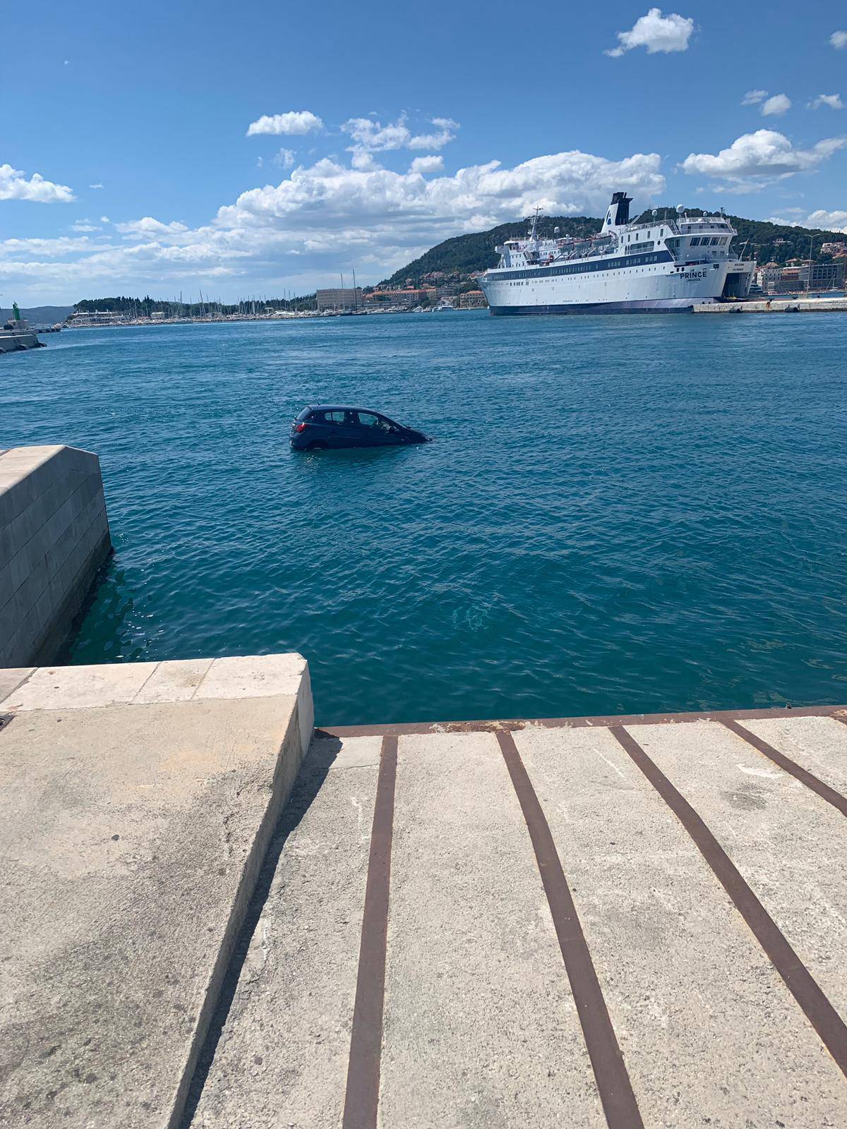 Auto u Splitu završio u moru, ljudi na vrijeme izašli iz njega